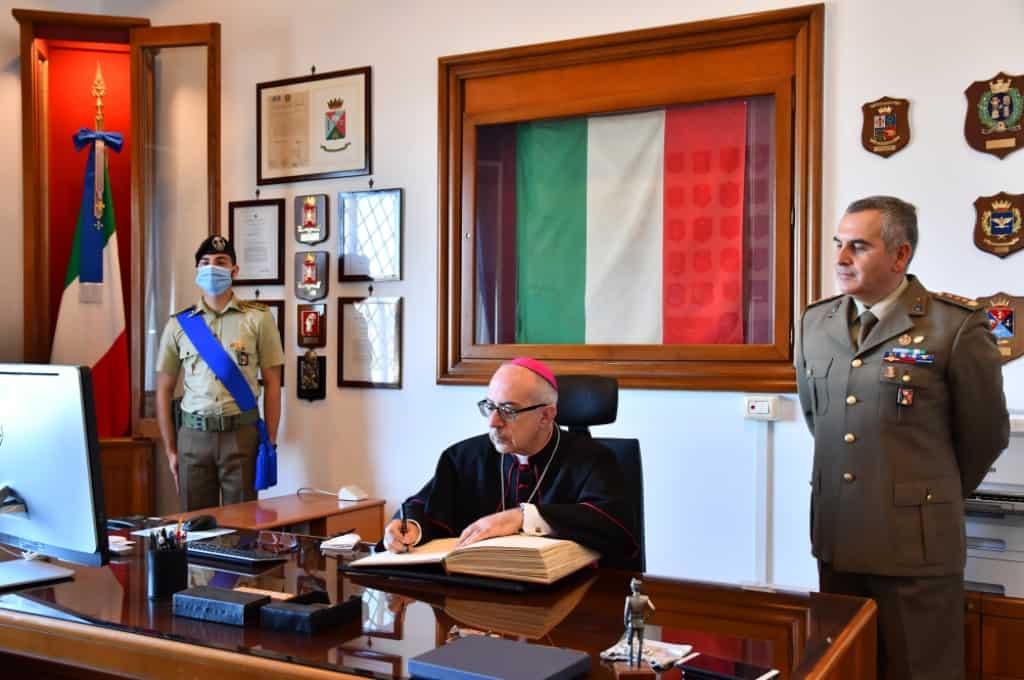 Monsignor Ruzza fa visita al Reggimento Trasmissioni di Civitavecchia