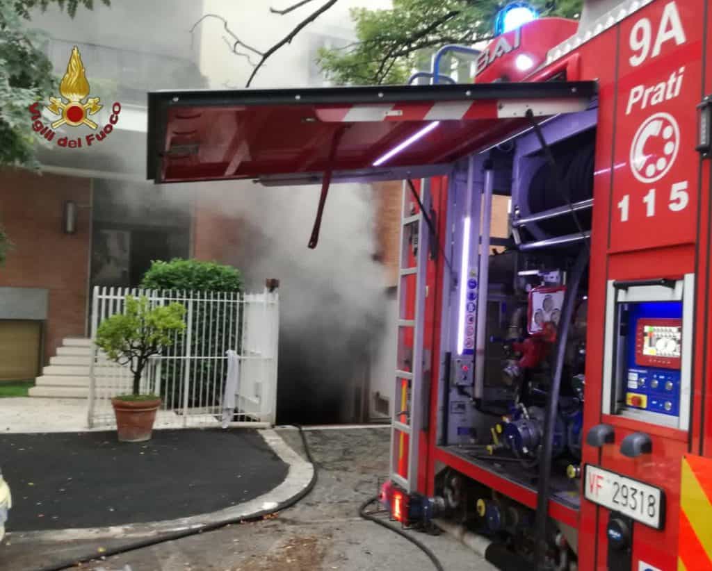 Fuoco nell’autorimessa: distrutte quattro auto e due motorini