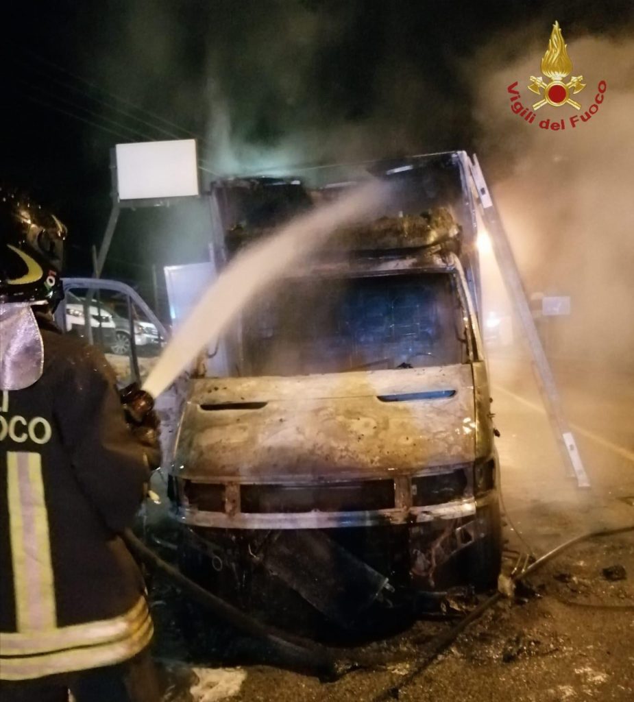 Bracciano, a fuoco autocarro sulla Braccianese Claudia