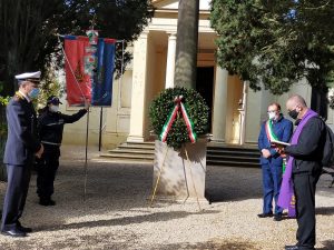 Bracciano, deposte corone d'alloro nei cimiteri: ''Un messaggio di speranza e vicinanza"