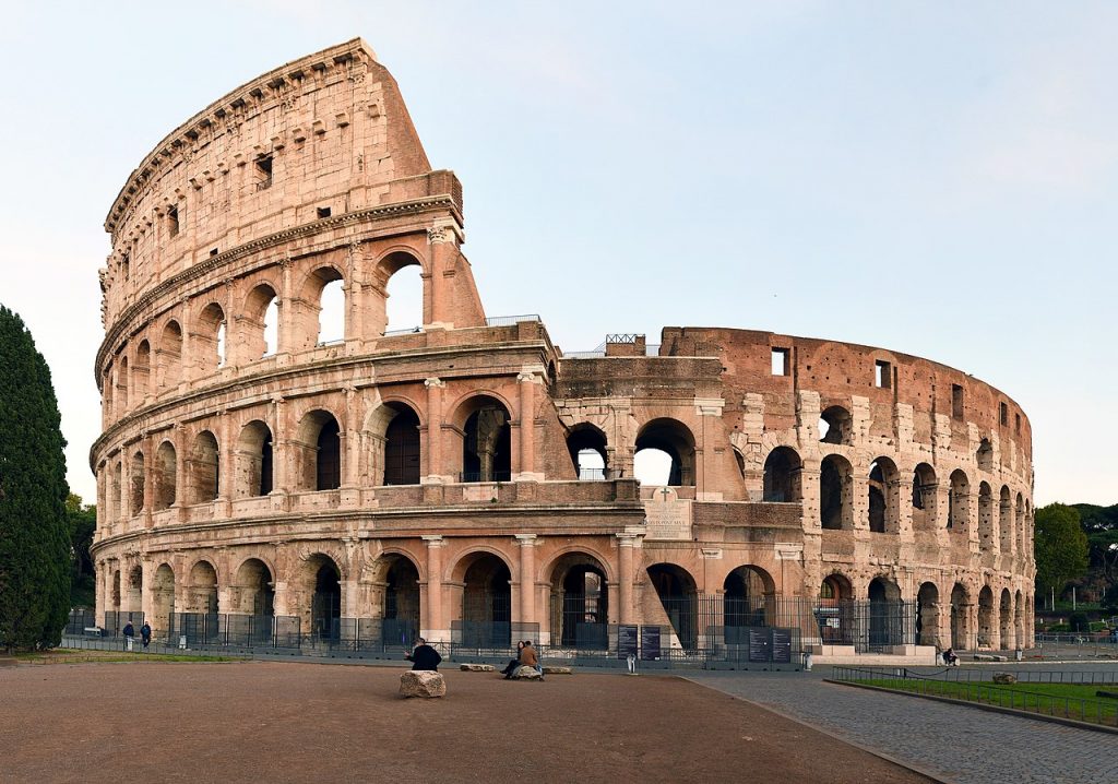 Roma, fa volare il drone sopra il Colosseo: denunciato turista