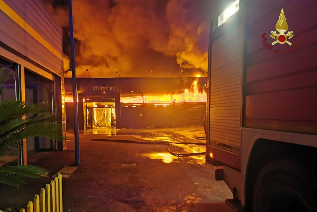 A fuoco deposito di mobili: evacuate diverse famiglie della zona