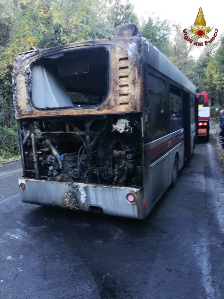 Ancora un bus atac in fiamme nella Capitale