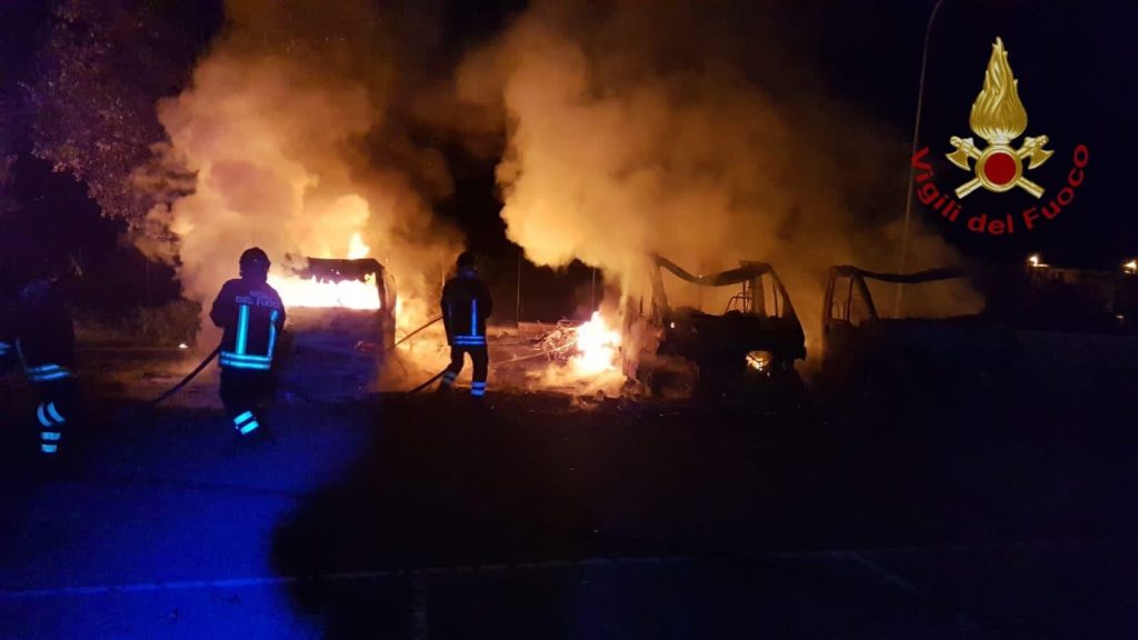 Paura a Canale Monterano: nella notte in fiamme 3 camper