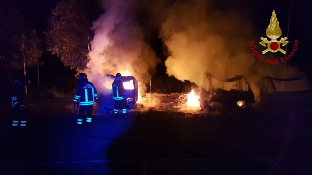 Paura a Canale Monterano: nella notte in fiamme 3 camper