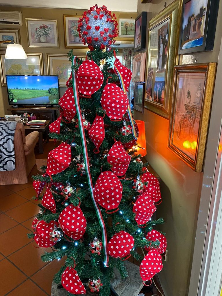  Cerveteri, un albero di Natale a tema 'dedicato' al covid