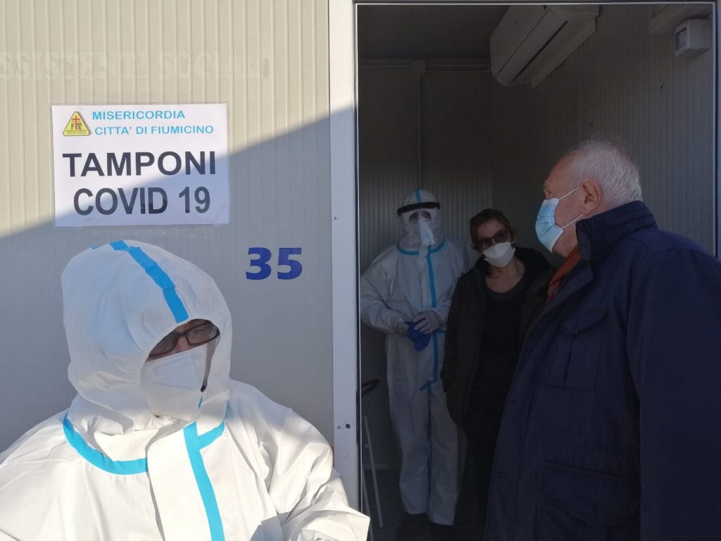 Coronavirus, a Fiumicino attivo il presidio in piazzale Molinari per i tamponi rapidi