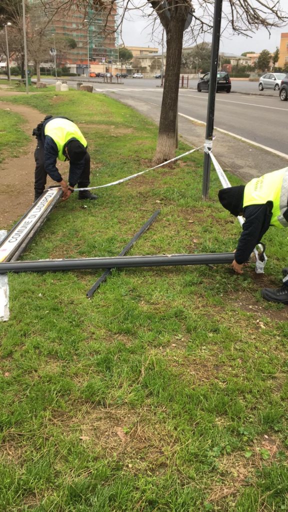 Ladispoli: cade qualche cartello pubblicitario a causa del forte vento