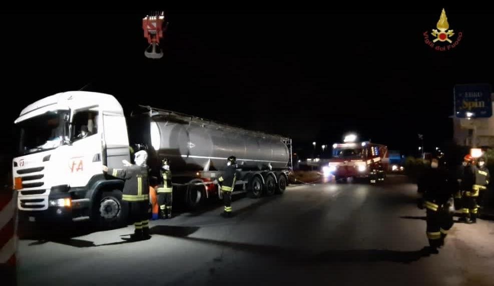 Tolfa, cisterna esce fuori strada sulla provinciale Sp3 Santa Severa/Tolfa