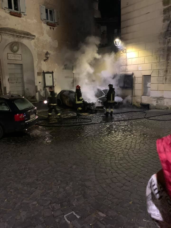 Incendio ad Anguillara: in fiamme alcune auto