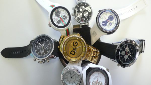 Vendevano orologi contraffatti alla 'Roma bene', denunciati dalla Guardia di Finanza