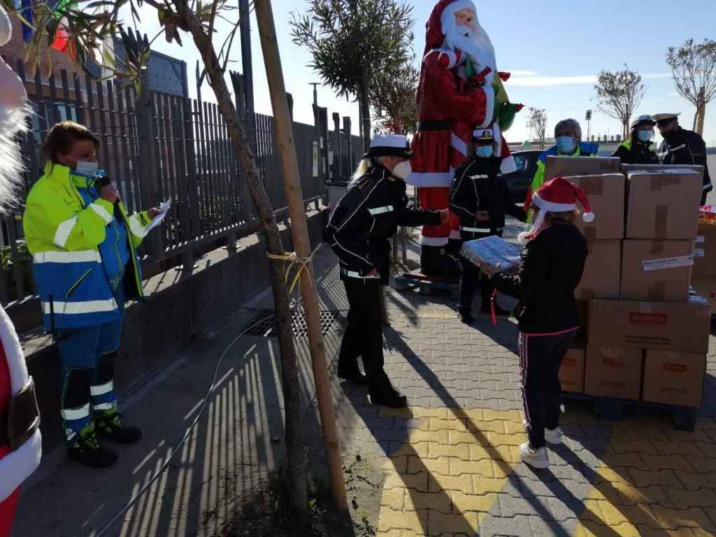 Fiumicino: Polizia locale e aeronautica donano regali ai bambini