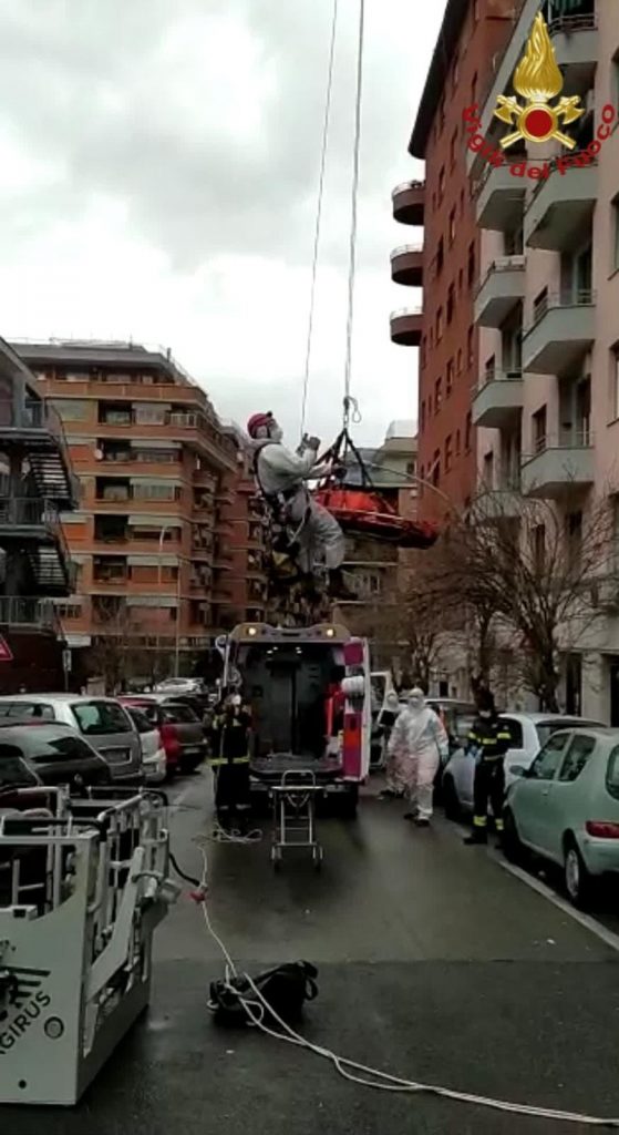 Paziente obeso prelevato dai vigili del fuoco