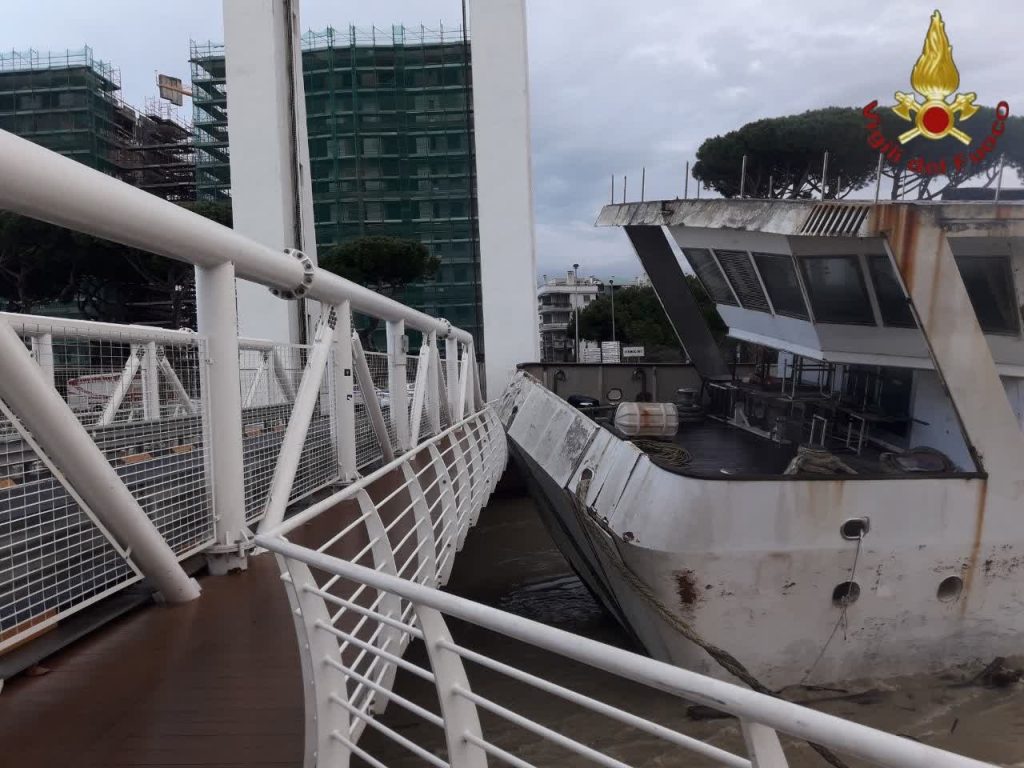 Fiumicino, Montino: "Da anni ribadiamo la pericolosità di quel barcone"