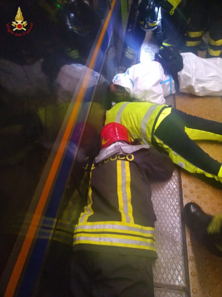 Uomo investito da un treno in transito. Estratto dai vigili del fuoco