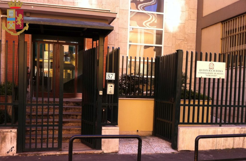 Trova due pochette con preziosi e le consegna alla Polizia