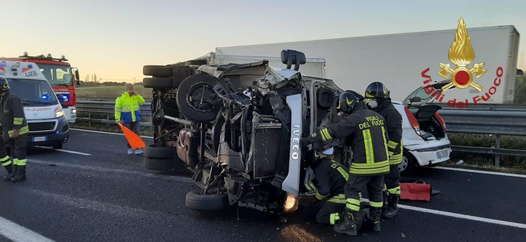 Civitavecchia: furgone contro auto sulla A 12 al km 62 direzione nord
