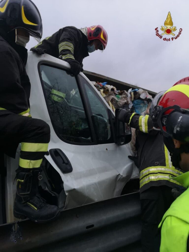 Scontro tra tir e furgone a Malagrotta, intervento dei vigili del fuoco