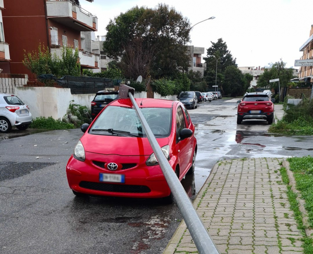 Cerveteri, crolla un lampione su un’auto in Via dei Fratelli Ferretti