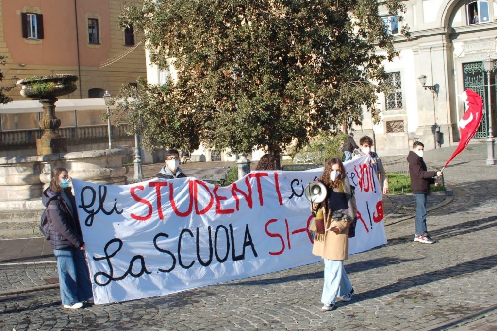 "Riaprite le scuole", studenti in piazza anche a Bracciano
