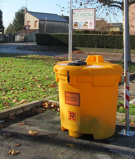 Ladispoli, rimosse le cisterne per la raccolta degli oli vegatali