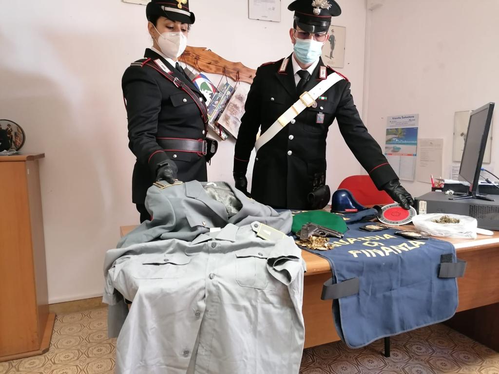 Ladispoli: aveva in casa un'arma e distintivi della Guardia di Finanza, ai domiciliari
