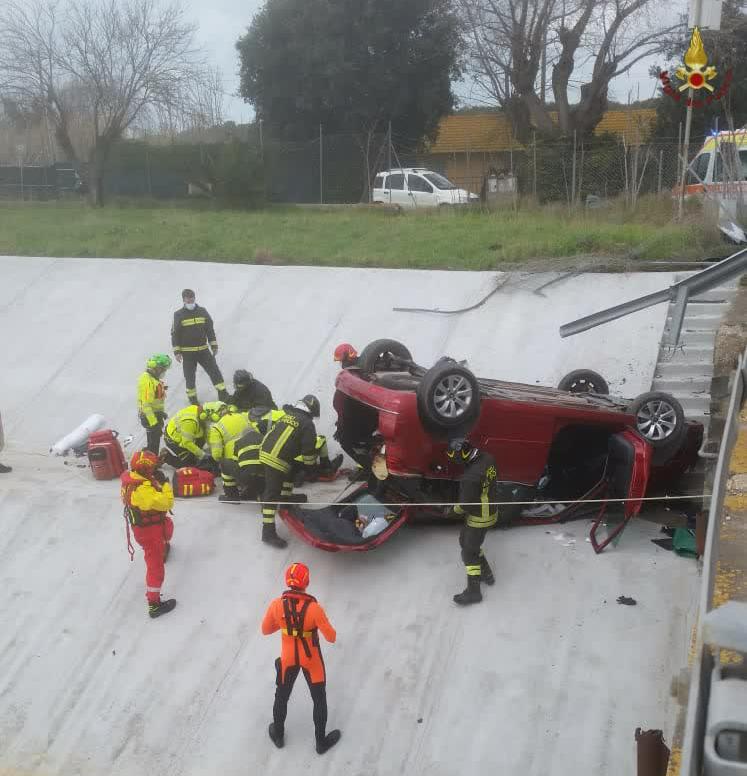 Fiumicino, incidente su via Coccia di morto. I vvf di Cerveteri e Ostia estraggono uomo dall'auto