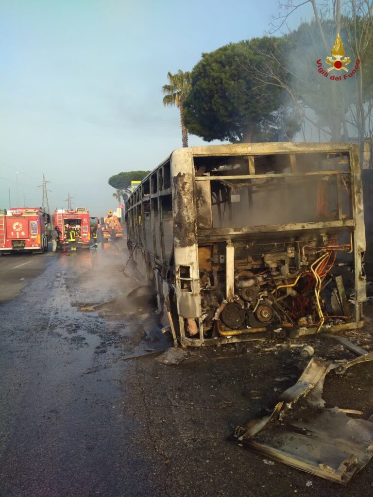 Ancora un autobus in fiamme nella Capitale, vvf in azione