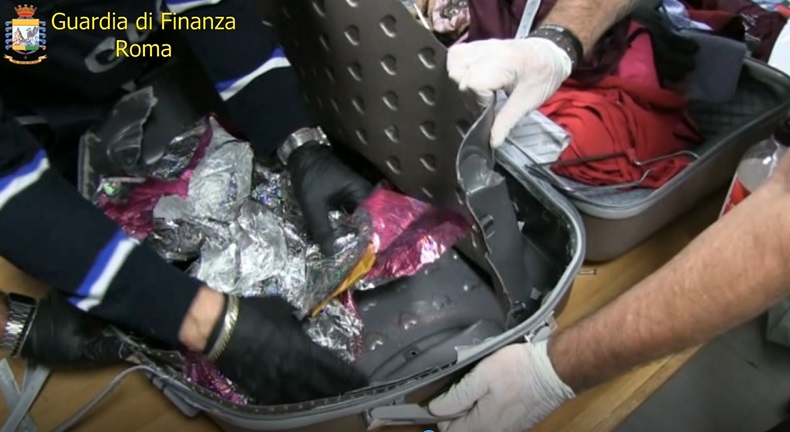Intercettati all'aeroporto di Fiumicino oltre 18 chili di stupefacenti