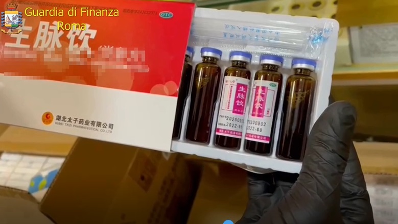 Oltre 700 mila farmaci "anti covid" scovati in un'erboristeria: una denuncia