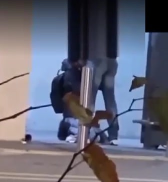 Sesso orale alla stazione di Ladispoli davanti a passanti e minori