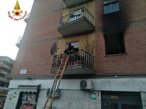 In fiamme un appartamento: i Vigili del Fuoco fanno evacuare l'intero edificio