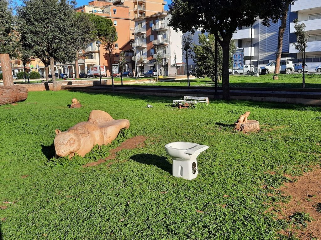 Ladispoli: incivili deturpano i giardini di via Ancona