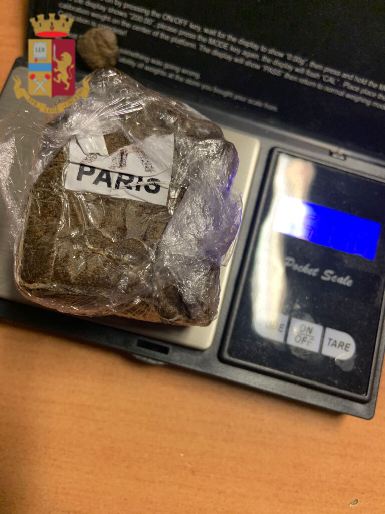 Arrestate dalla Polizia 10 persone: diversa la droga sequestrata oltre a 4180 euro in contanti