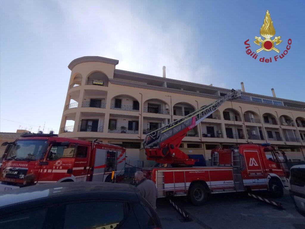 Civitavecchia: incendio al mercato, intervento dei vigili del fuoco