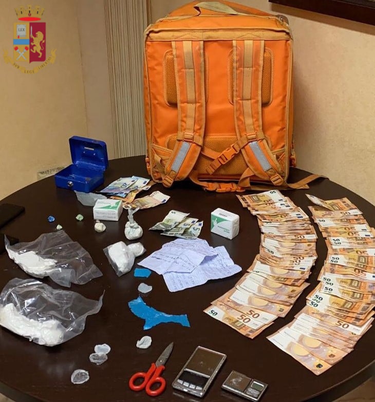 Pizza e coca(ina): fingendosi rider, circolava nonostante la zona rossa per vendere cocaina