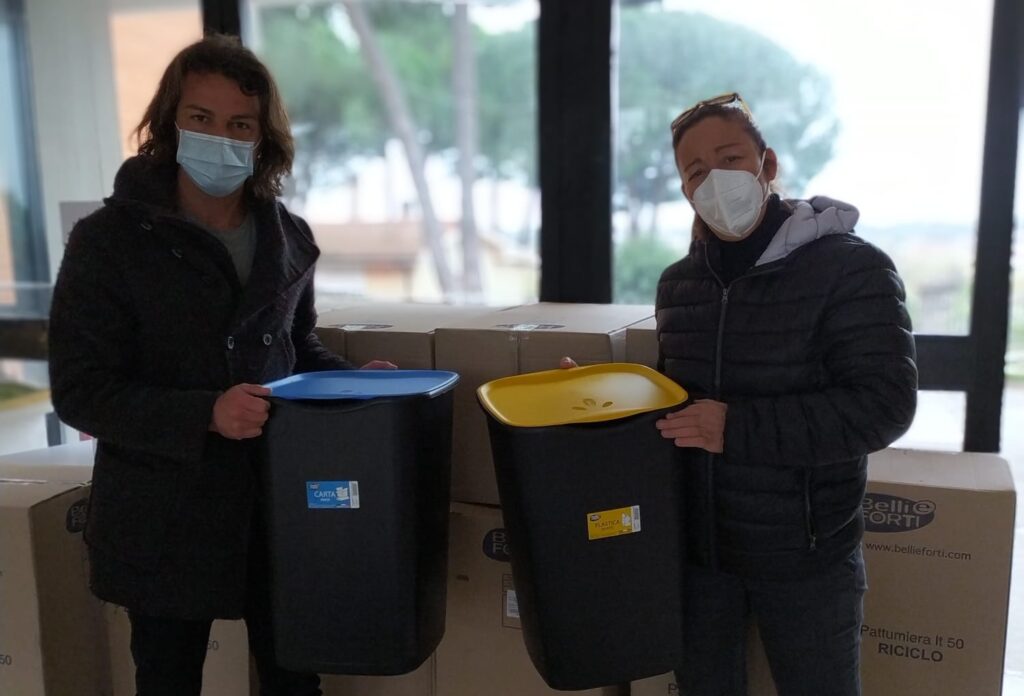 Cerveteri, aghi di pino al Giovanni Cena e parcheggio ancora disastrato