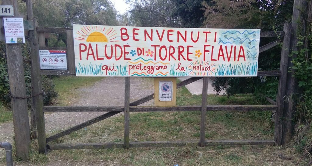Ladispoli: nuovi cartelli "divertenti" e "colorati" agli ingressi di Torre Flavia