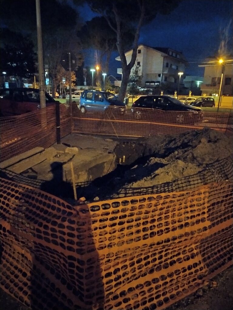 Ladispoli, i cittadini: "Scavo fermo da 15 giorni, operai scomparsi"