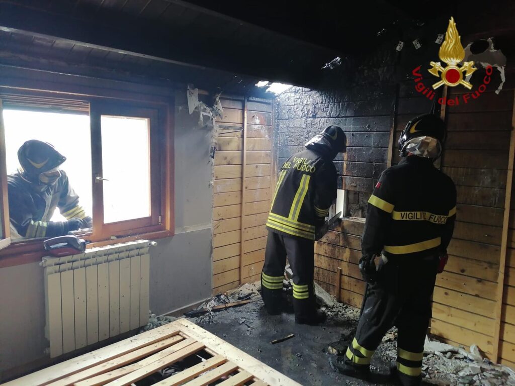 Cerveteri, a fuoco il sottotetto di una casa a Borgo San Martino