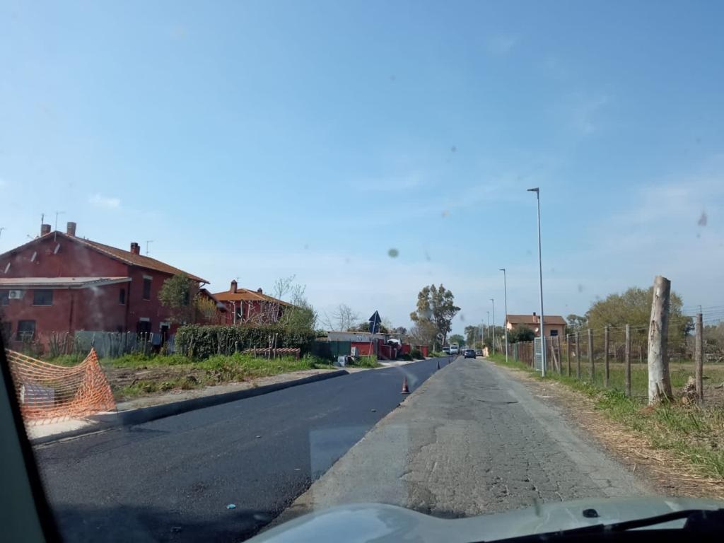 Fiumicino: al via la riasfaltatura di via Tre Denari a Maccarese