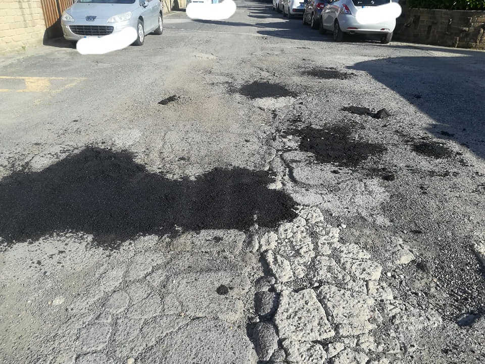 Cerveteri, rattoppi creativi in via Salvatore Ferretti