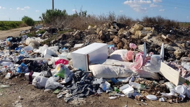 Abbandono rifiuti Fiumicino, da lunedì giro di vite dell'amministrazione