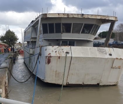 Fiumicino: il relitto rompe di nuovo gli ormeggi, giovedì la messa in sicurezza