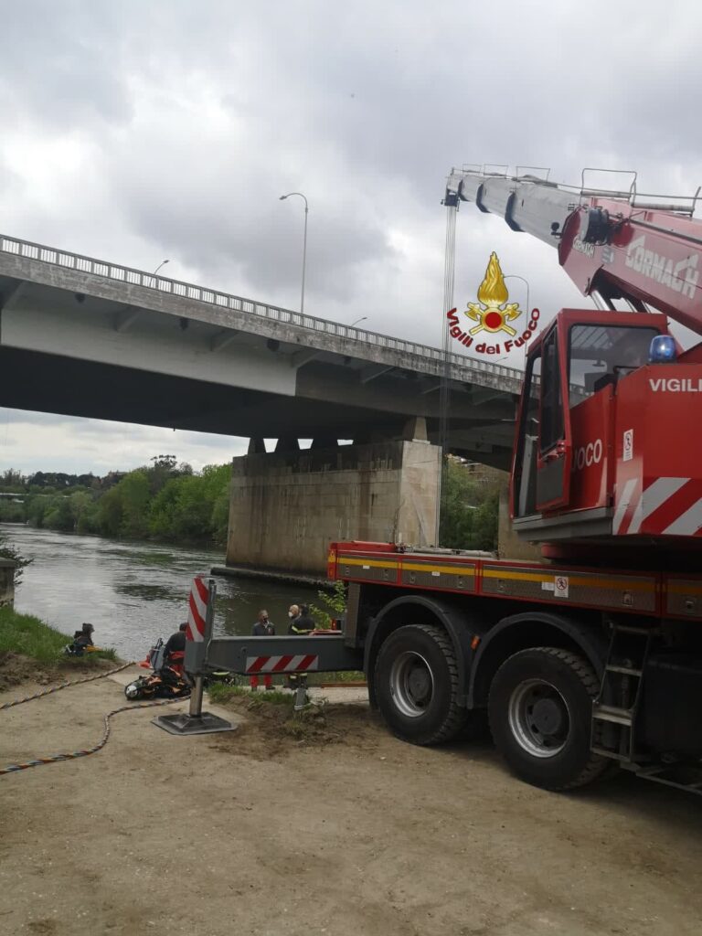Auto finisce nel Tevere: trovato il corpo senza vita di un uomo
