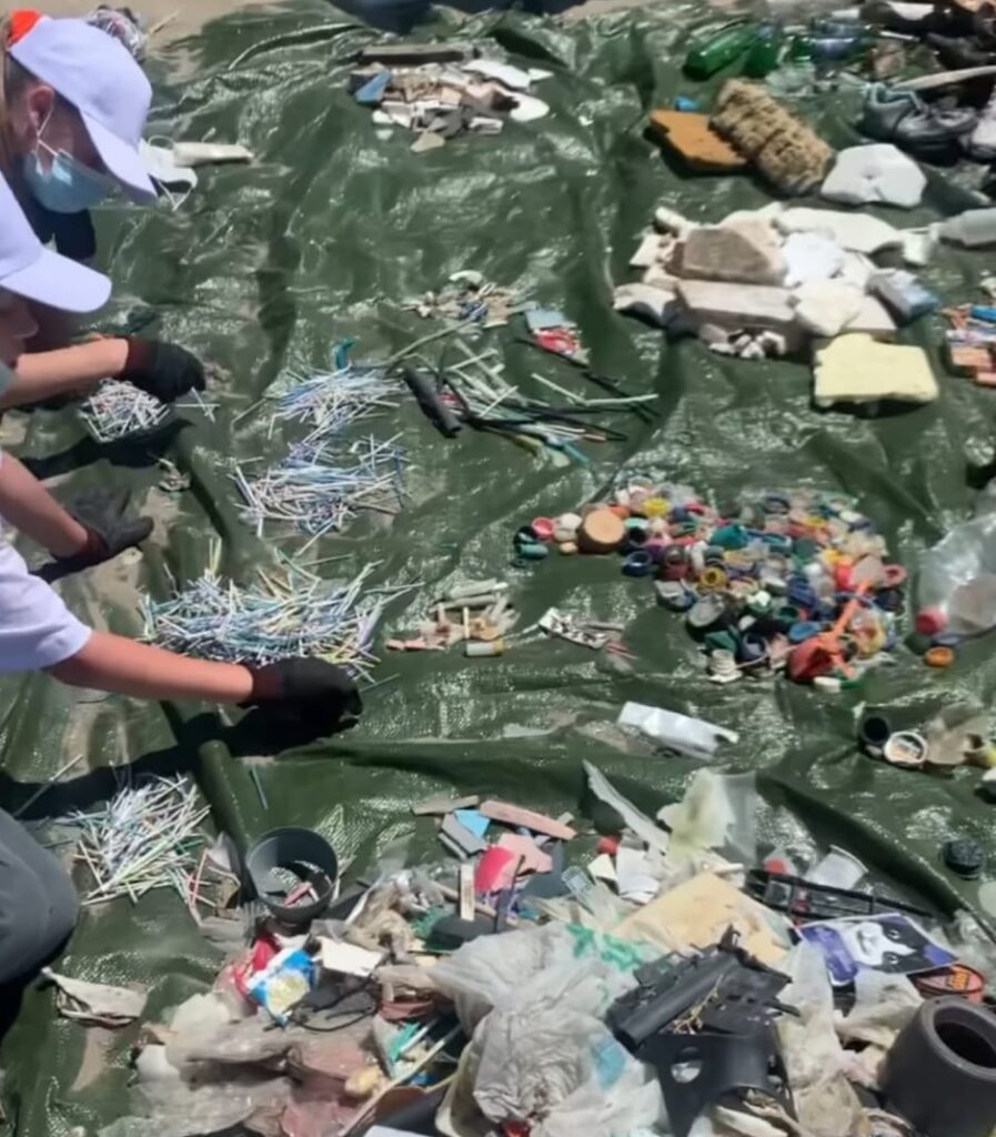 Alessia Marcuzzi pulisce le spiagge di Fiumicino con i volontari di Worldrise onlus