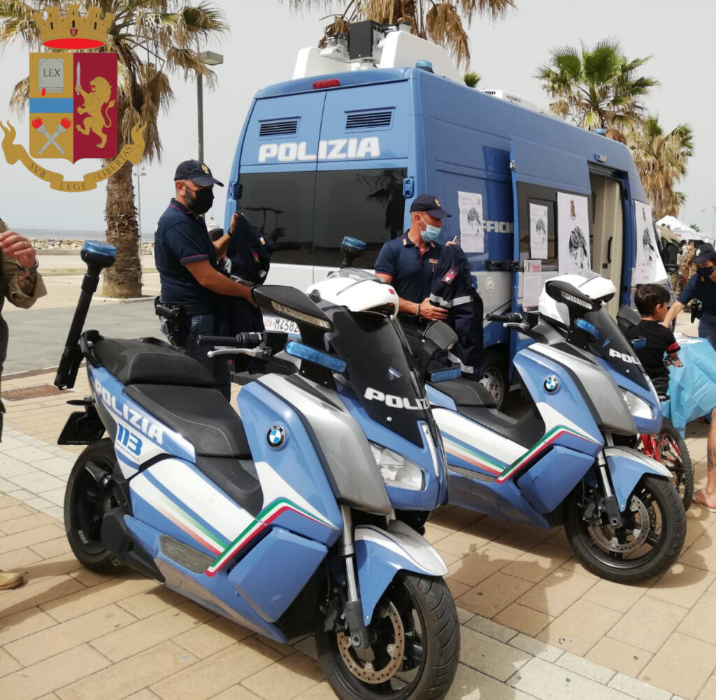 Il 'camper rosa' della Polizia di Stato a Civitavecchia