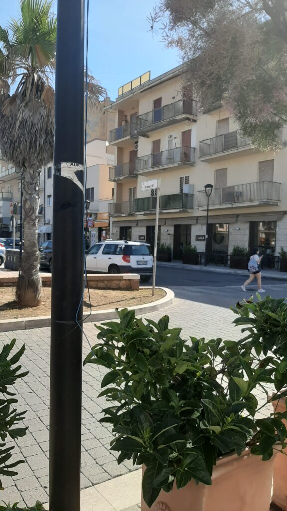 Ladispoli, recisi i fili dei megafoni sul lungomare Regina Elena