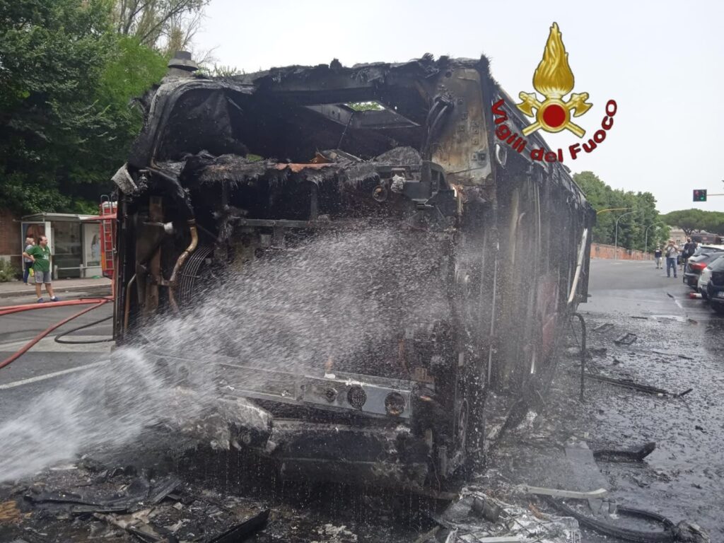Roma: a fuoco autobus sulla via Portuense, danneggiate tre auto