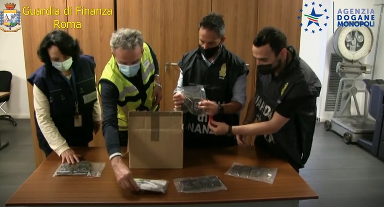 Intercettati oltre cinque chili di droga all'aeroporto di Ciampino